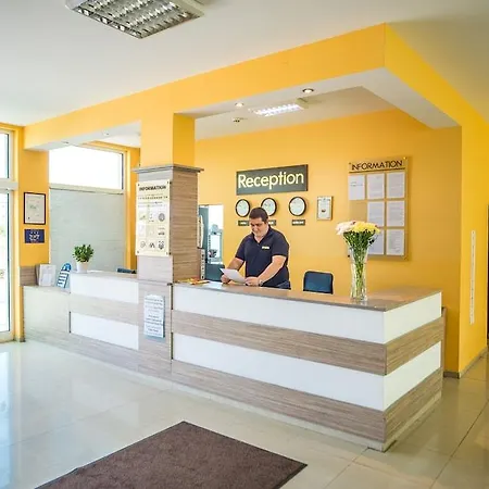 Aparthotel Clara 3*
