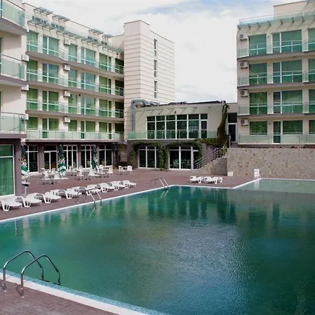 Clara Aparthotel 3*