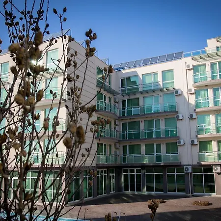 Clara Aparthotel 3*